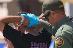 La Casa Blanca presume de arrestar a 300 mil inmigrantes en 6 meses y dice que “el 70% era delincuentes” 
