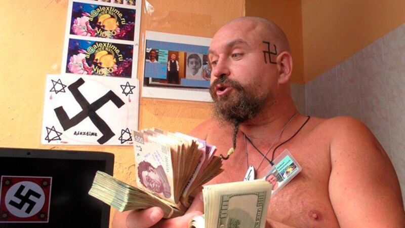 Un neonazi muestra su dinero