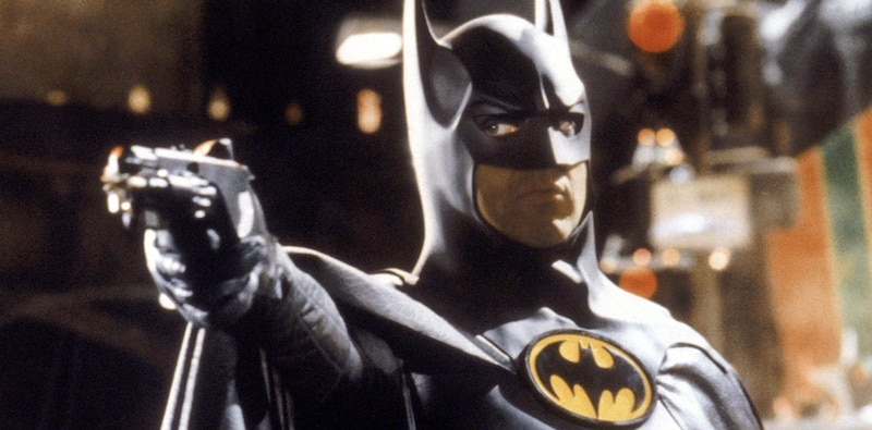 Batman apuntando con una pistola