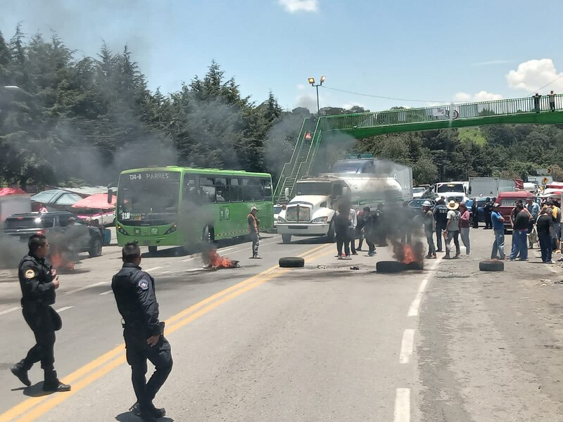 Enfrentamiento entre policías y manifestantes en una carretera