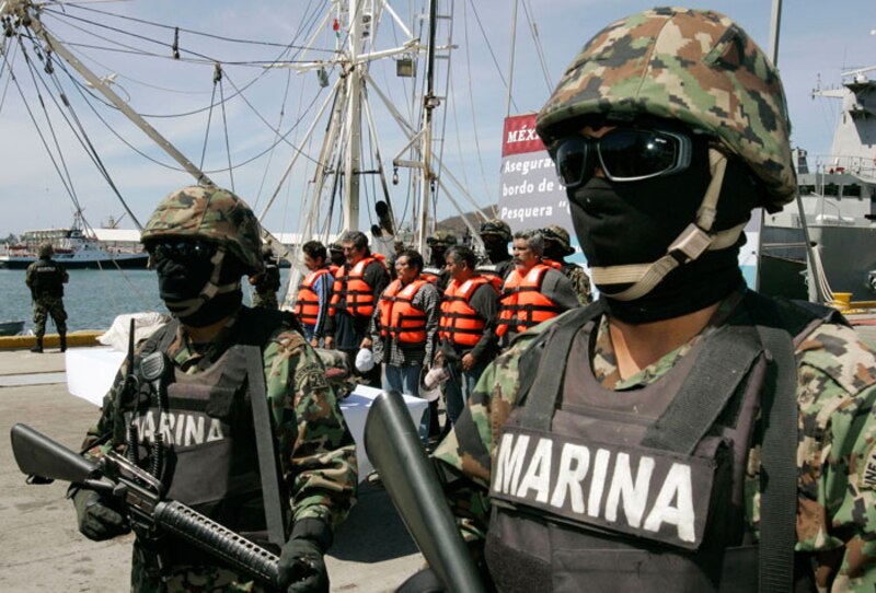 Marina detiene a presuntos delincuentes en altamar