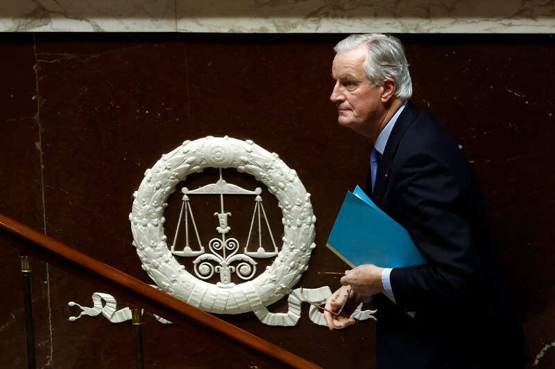 El primer ministro francés, Michel Barnier, camina hacia la tribuna antes de pronunciar un discurso durante un voto de censura contra su gobierno en la Asamblea Nacional, en París.