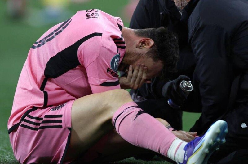 James Rodríguez se lesiona y se retira del campo llorando