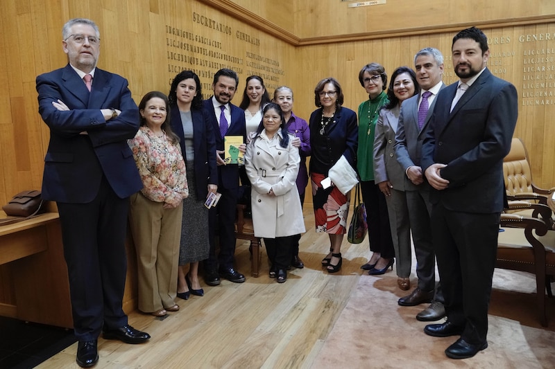 Entrega de un reconocimiento a la escritora Silvia Molina.