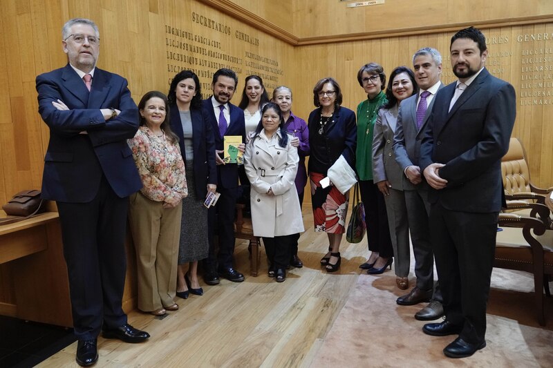 Entrega de un reconocimiento a la escritora Silvia Molina.