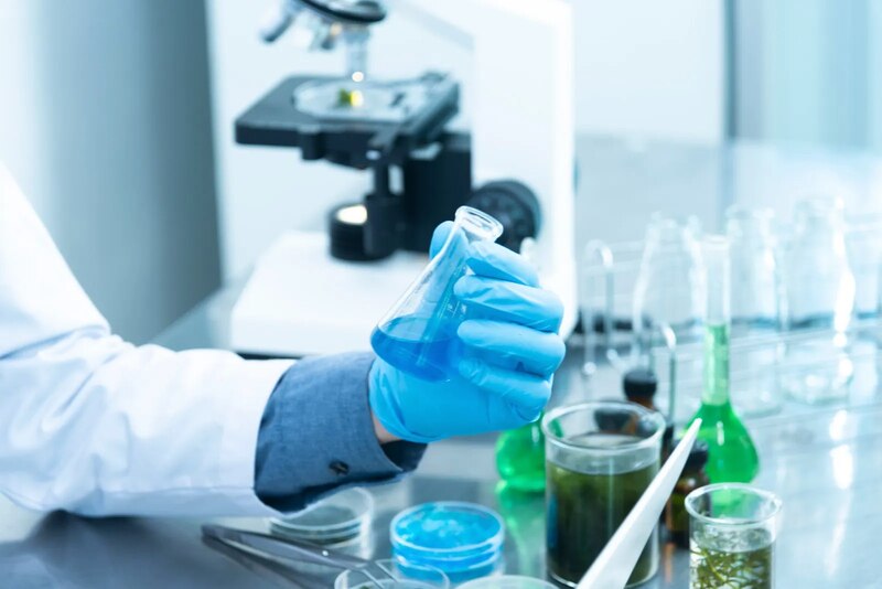 Científico sosteniendo un matraz en un laboratorio