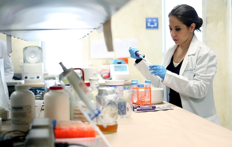 Científica trabajando en un laboratorio