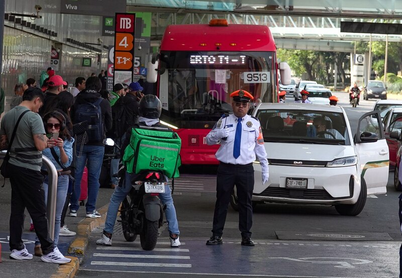 Elementos de la Sub  Policía de Tránsito de la Ciudad, comenzaron en operativo de mejoramiento de movilidad al interior y exterior del Aeropuerto Internacional Benito Juárez.