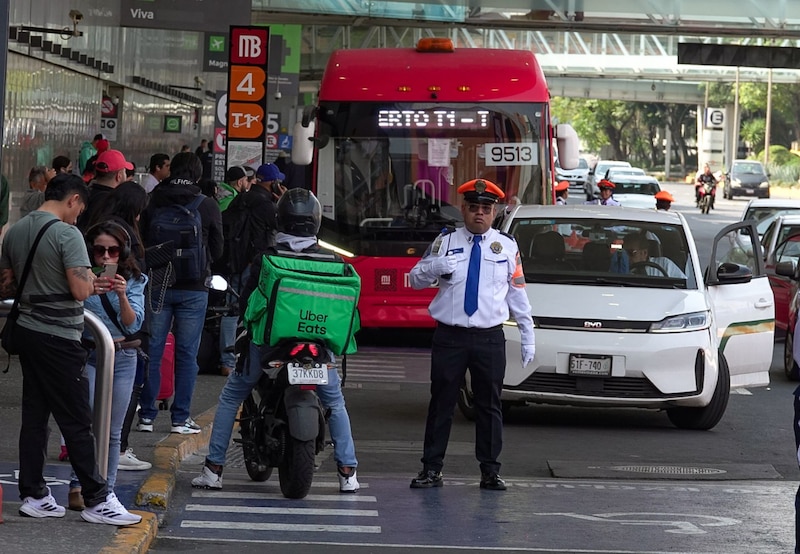 Elementos de la Sub Policía de Tránsito de la Ciudad, comenzaron en operativo de mejoramiento de movilidad al interior y exterior del Aeropuerto Internacional Benito Juárez.