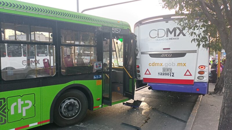 Choque de autobuses en la Ciudad de México deja varios heridos