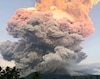 Desalojan a 450 familias y cancelan vuelos en Indonesia por erupción de volcán     
