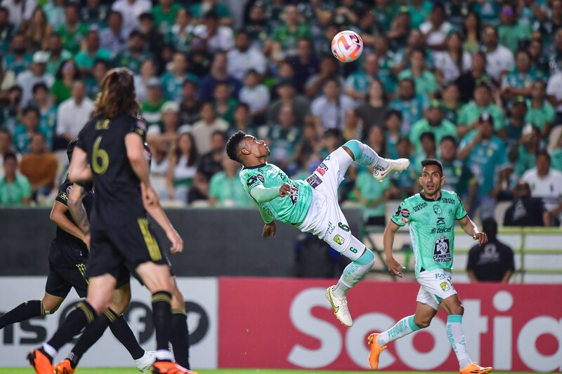 Jugador de fútbol en acción