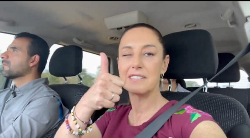 La presentadora de televisión, Adamari López, saluda a sus fans desde el coche