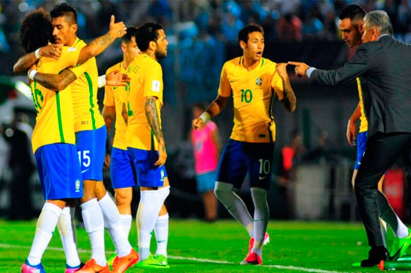 La alegría de los jugadores brasileños tras anotar un gol