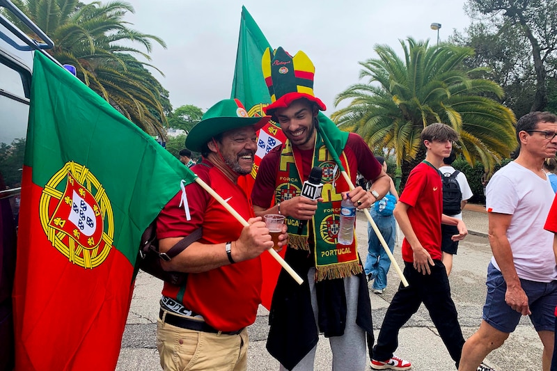 Aficionados de la selección portuguesa de fútbol celebran una victoria