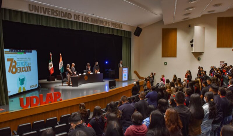 Estudiantes de la Universidad de las Américas Puebla escuchan atentos la ceremonia de inauguración del 73 aniversario de la institución.