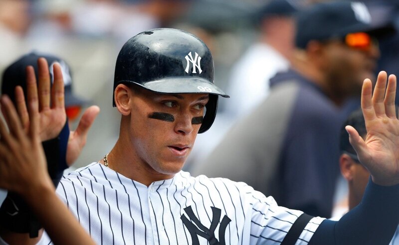 Aaron Judge, de los Yankees de Nueva York, saluda a los aficionados después de conectar un jonrón.