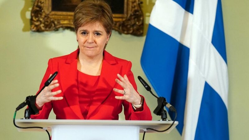 La primera ministra de Escocia, Nicola Sturgeon, pronuncia un discurso ante el Parlamento escocés.