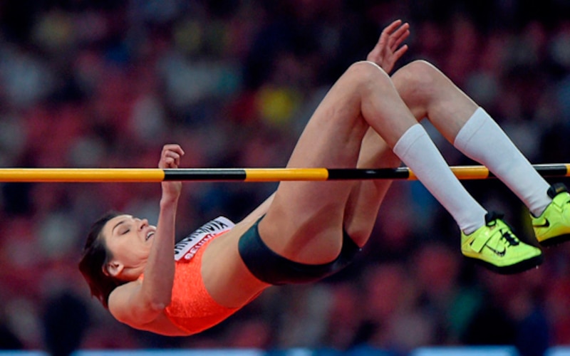 Atleta femenina saltando con pértiga