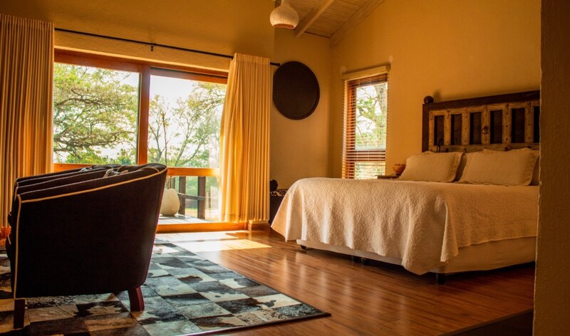 Habitación con cama king size, vista al jardín y baño privado