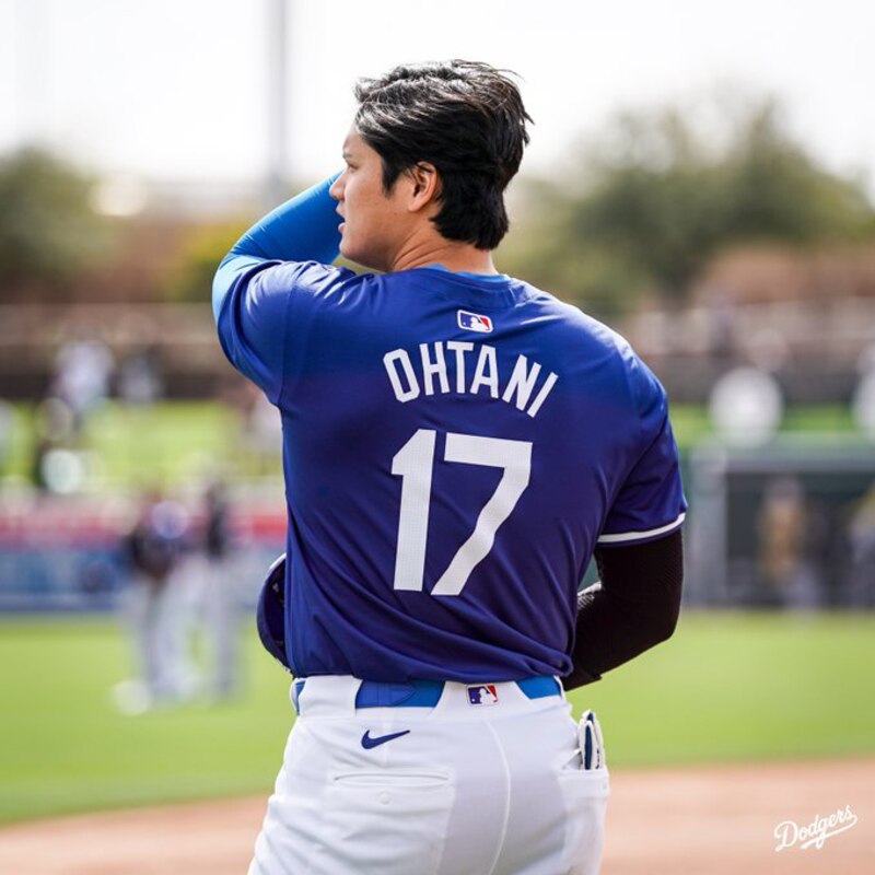 Shohei Ohtani, de los Dodgers de Los Ángeles, observa el juego desde el banquillo.