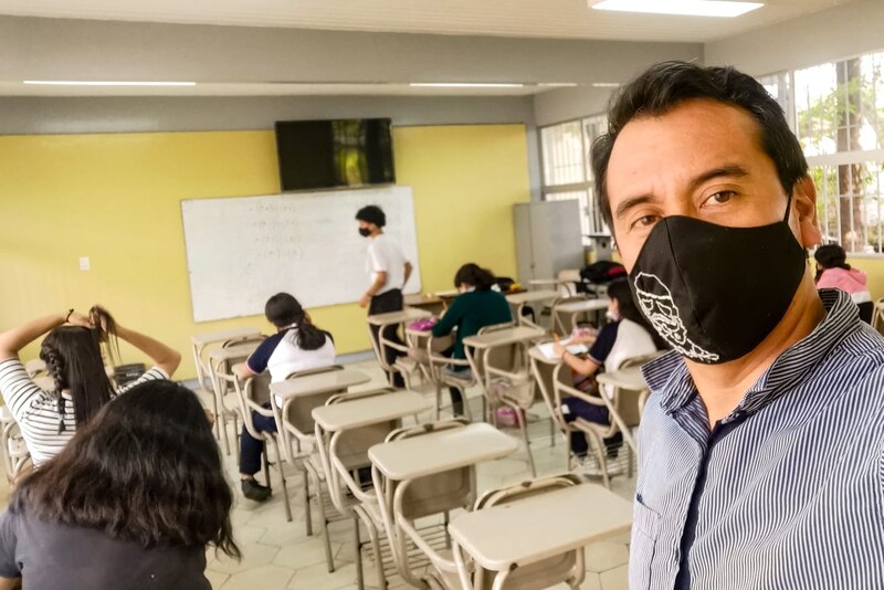 Profesor de secundaria con sus estudiantes en el aula