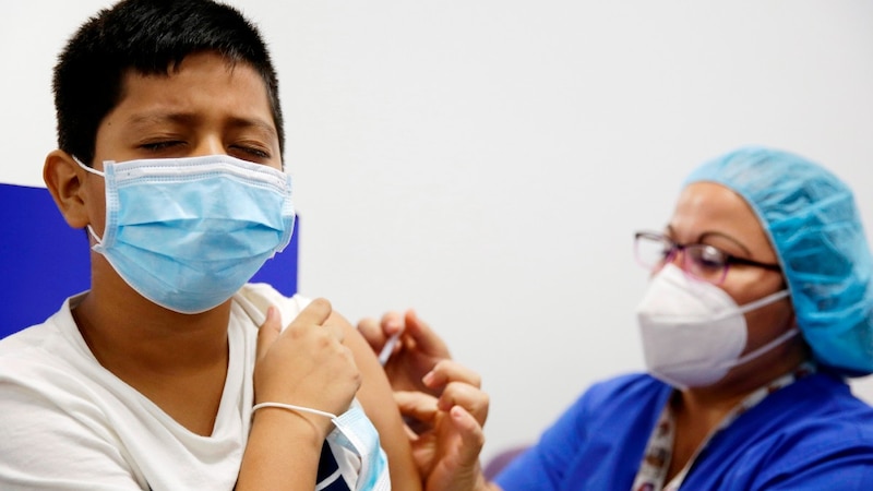 Niño recibe la vacuna contra el COVID-19