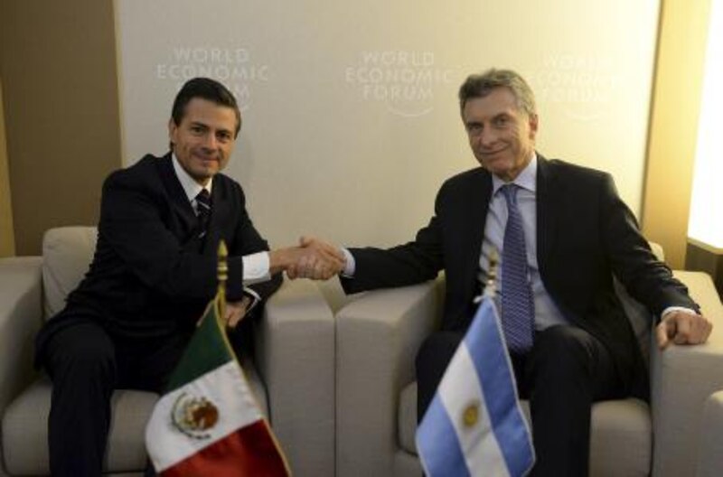 El presidente de México, Enrique Peña Nieto, se reúne con su homólogo argentino, Mauricio Macri, en el Foro Económico Mundial de Davos.