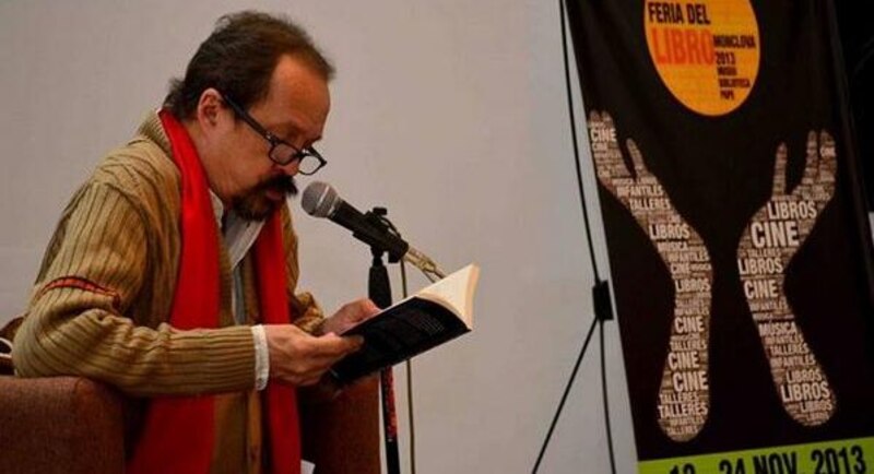 Escritor leyendo un libro en una feria del libro