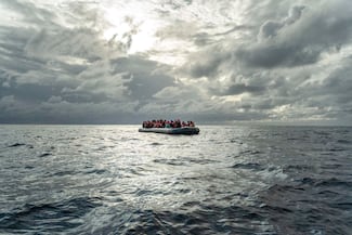 Desembarcan en Italia 120 migrantes rescatados en el Mediterráneo central  