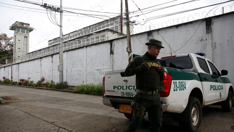 Policía custodia cárcel