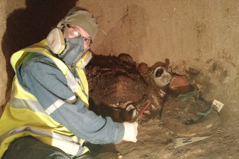 Un arqueólogo desenterrando un tesoro escondido