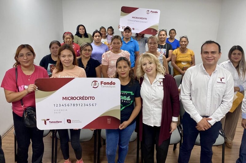 Entrega de microcréditos a mujeres emprendedoras