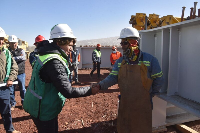 Ministra de Transportes y Telecomunicaciones, Gloria Hutt, junto a trabajador de la construcción en faena.