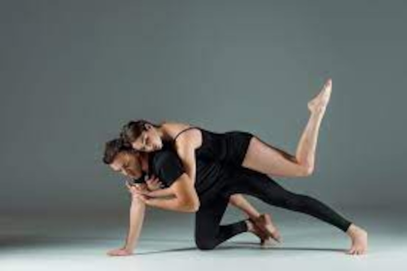 Pareja de bailarines realizando una coreografía de danza contemporánea