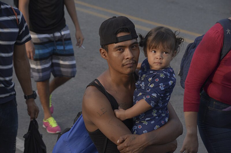 Padre e hija migrantes centroamericanos esperan en la frontera de México y Estados Unidos