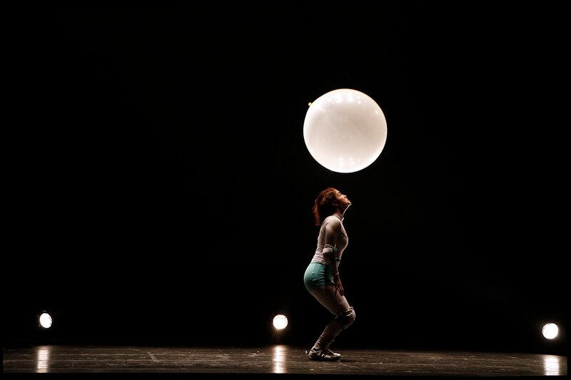 Mujer sosteniendo un globo con la cabeza
