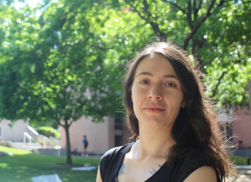 Retrato de una mujer joven en un parque