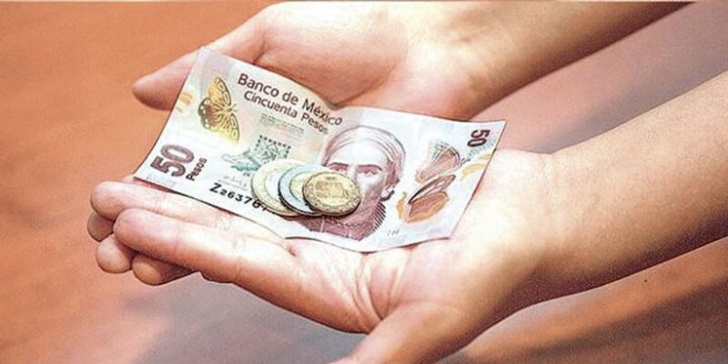 Dinero en efectivo en manos