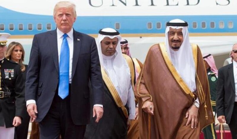 Trump y los líderes saudíes caminan por la alfombra roja