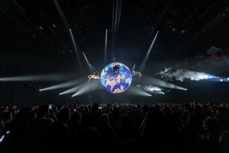 El rapero Kanye West flota sobre una bola del mundo en su concierto de presentación del álbum "Donda"