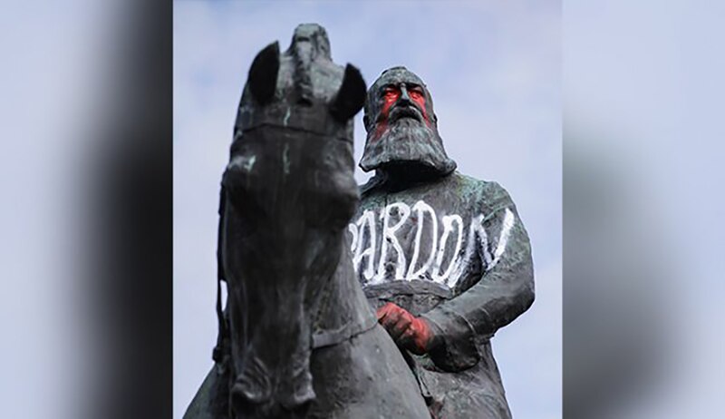 Monumento a Robert E. Lee vandalizado con pintura roja