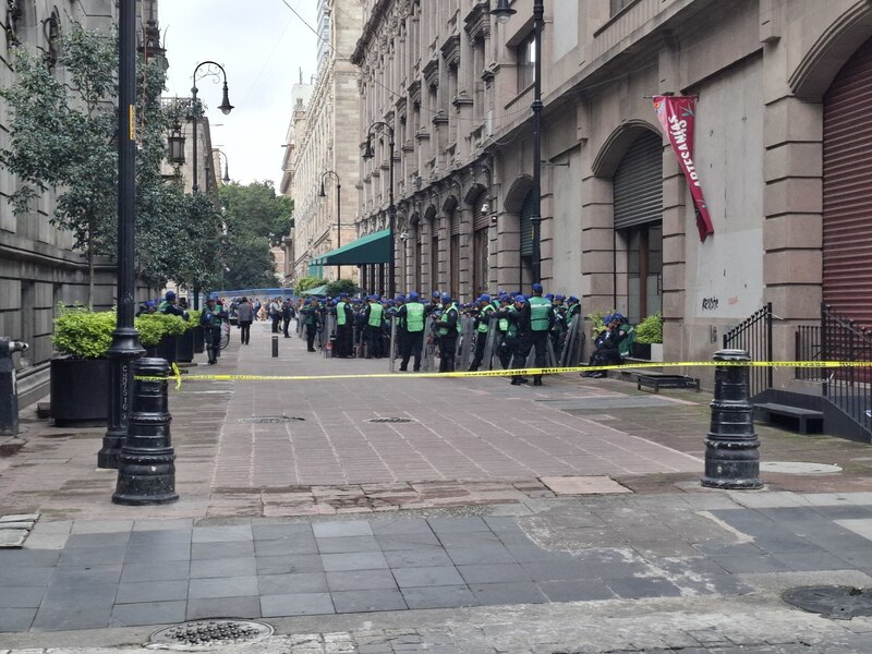 Policías resguardan el área donde se registró una balacera en el centro de la Ciudad de México