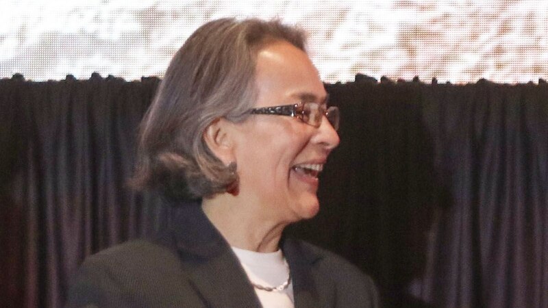 La jueza Sonia Sotomayor sonríe durante un evento.