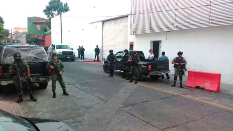 Militares mexicanos resguardan un operativo en una calle de la Ciudad de México