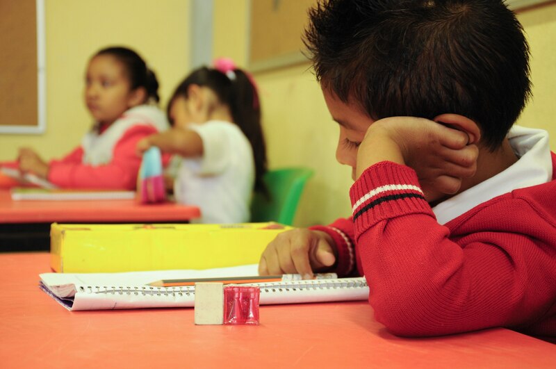 Niño en edad escolar pensativo