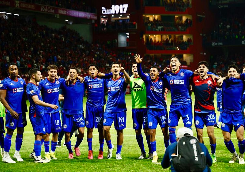 Jugadores del Cruz Azul celebran un gol