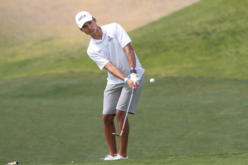 Golfista masculino joven en acción