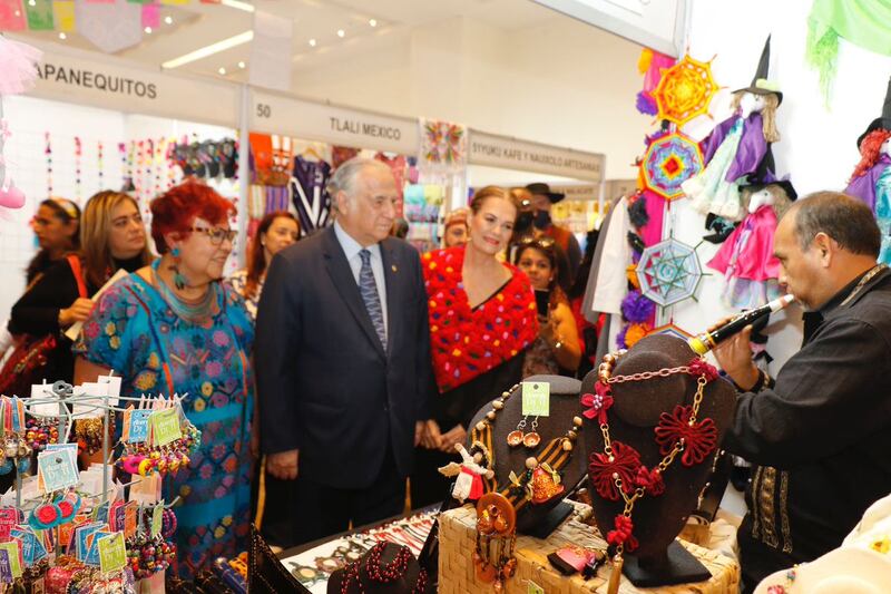El Presidente de México, Enrique Peña Nieto, visita una exposición de artesanías mexicanas.