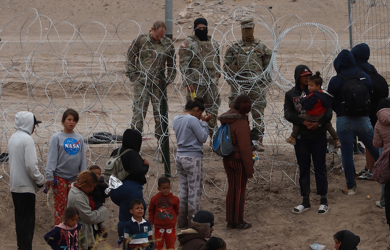 Migrantes venezolanos esperan en la frontera de Chile para solicitar asilo